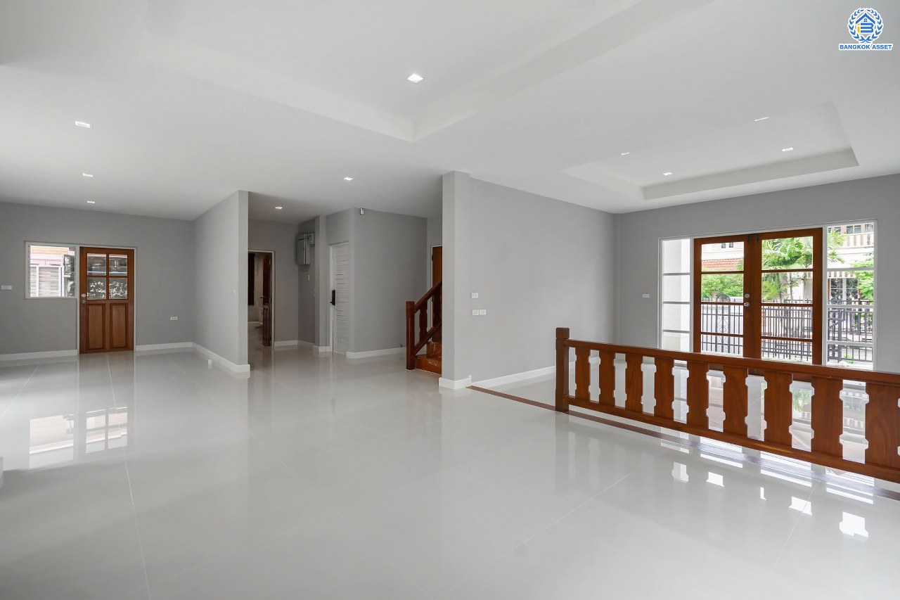 บ้านมือสองตกแต่งใหม่ แบรนด์ Q.House ม.ลัดดารมย์ ปิ่นเกล้า หลังใหญ่ตกแต่งเรียบหรู เนื้อที่ 92.8 ตร.ว. พื้นที่ใช้สอยเยอะถึง 320 ตร.ม. ฟังก์ชันจัดเต็ม 3 ห้องนอน 4 ห้องน้ำ 1 ห้องอเนกประสงค์ 1 ห้องแม่บ้าน จอดรถได้ 4 คัน พร้อม Living Room กว้าง บนทำเลศักยภาพ ใกล้เซ็นทรัลเวสต์เกต, วงเวียนพระราม5, ทางด่วน "กาญจนาภิเษก" และรถไฟฟ้า "สถานีตลาดบางใหญ่"